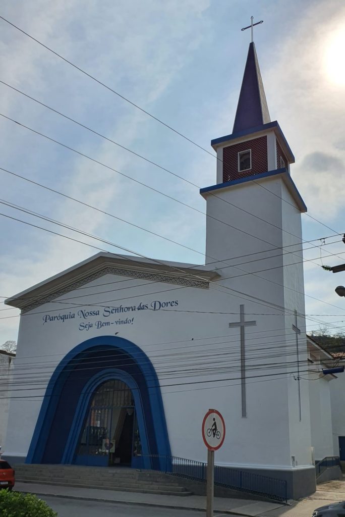 Igreja Matriz de Nossa Senhora das Dores - Areal - Missas: Seg - Sex às 07:00/ Quin às 19:00/ Sex às 15:00/ Sab às 19:00/ Dom às 08:00, às 10:00 e às 19:00 (Centro, Pr. Pres. Castelo Branco, 44111) - construída em 1890 sendo ainda uma capela que pertencia a paróquia de Sant'anna de Inconfidência (Sebollas). Em 1931 foi decretada como Igreja Matriz da Paróquia de Areal. Por volta de 1955 o templo já se encontrava com rachaduras severas devido a um grande formigueiro sob o solo da construção, que deixava em risco os fiéis que participavam da Missa. Havendo a necessidade de demolir o templo e reerguer outro desde sua fundação, por volta de 1967 é terminada a construção do atual templo.